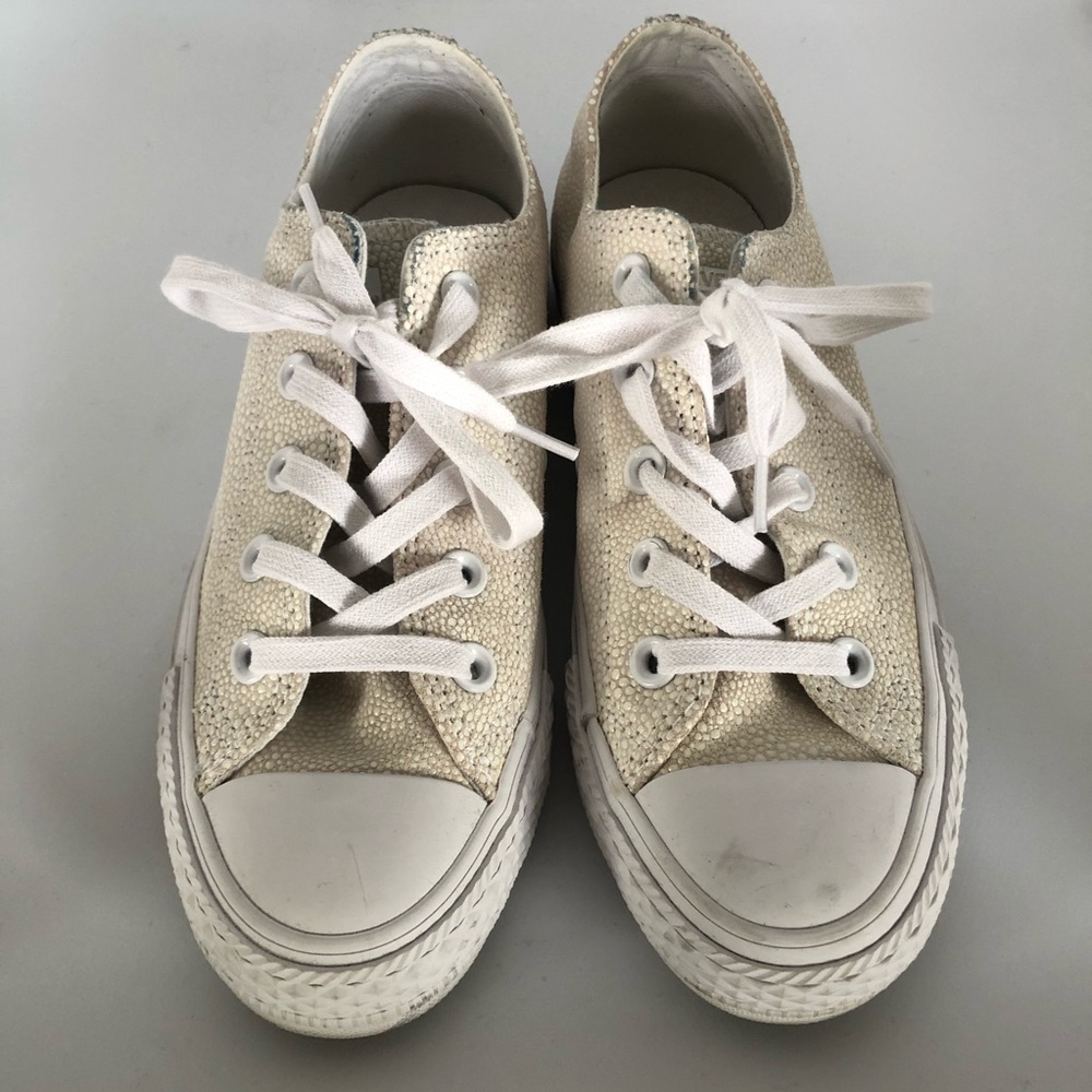 Converse stingray metallic white sneakers